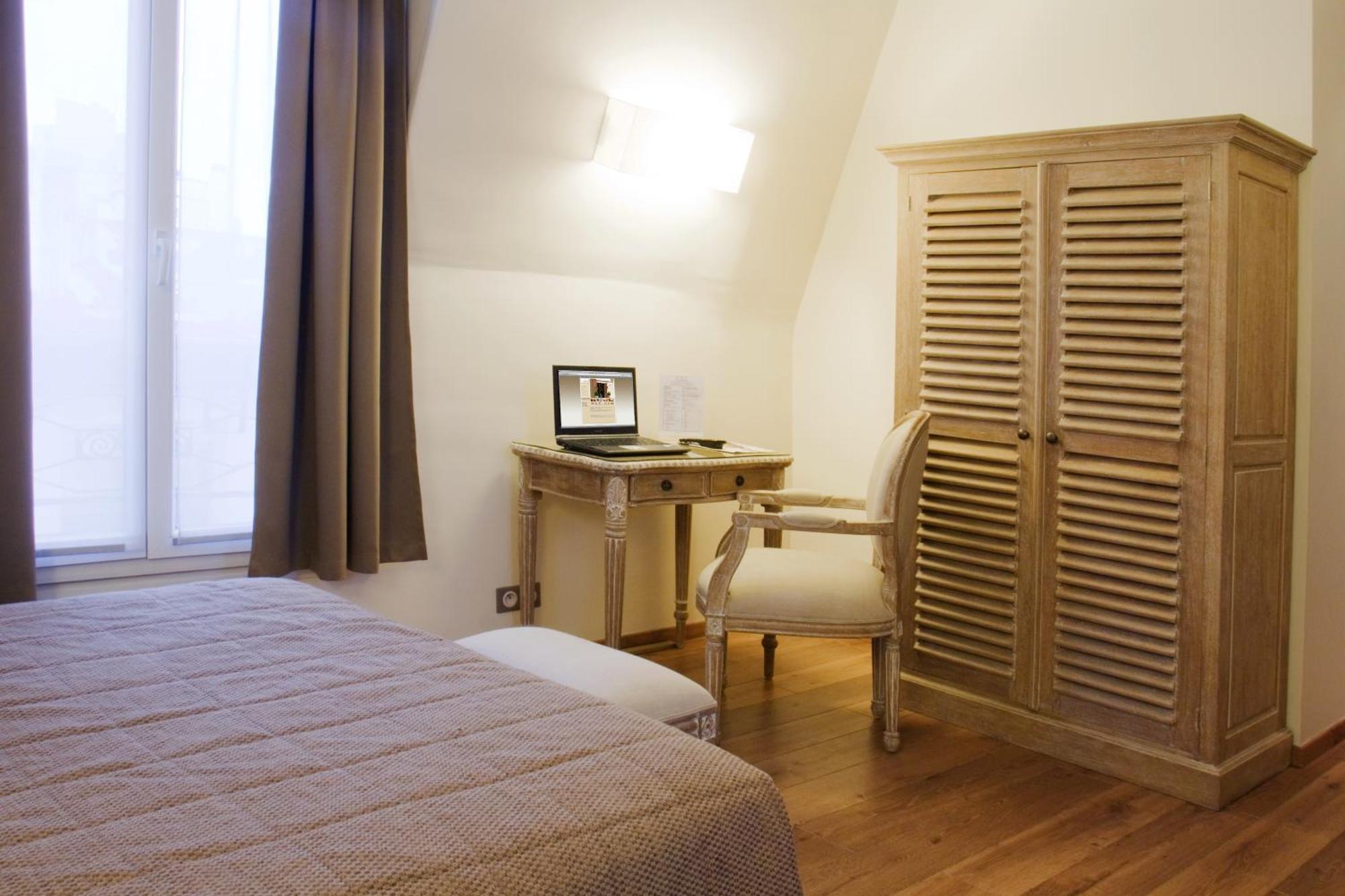 2 Adjacent Rooms (5 Adults)